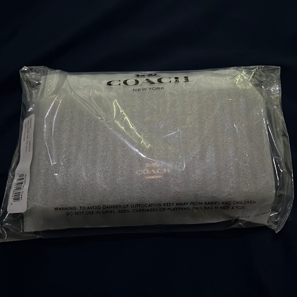 COACH leather wristlet unopened with tags - Picture 3 of 6